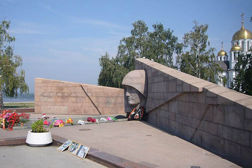 Monument Rouwend Moederland #1