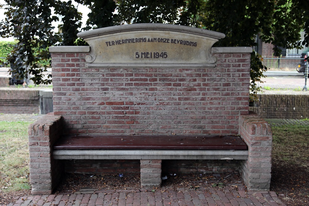 Bevrijdingsbank & Gedenkteken Canadian Scottish Regiment Breukelen