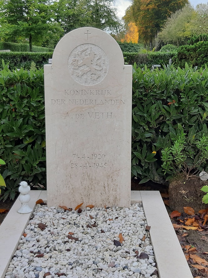 Dutch War Graves Roman Catholic Cemetery Zuylen Breda #4