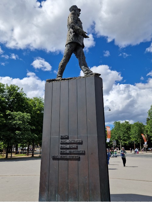 Statue Charles de Gaulle Paris #4