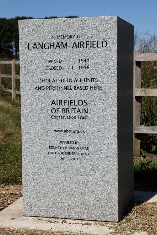 Monument Vliegveld Langham #1