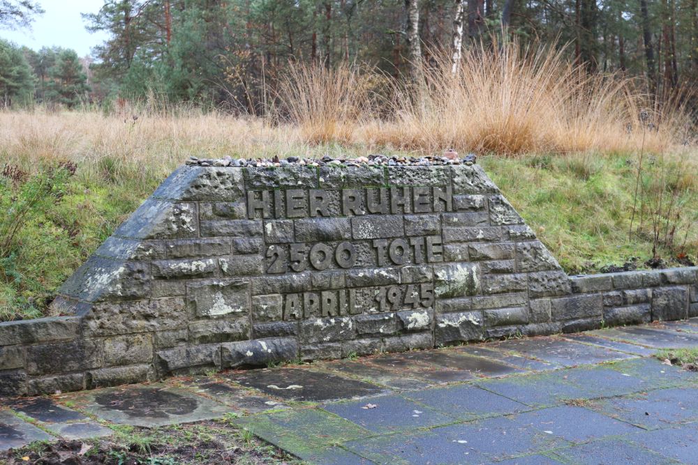 Massagraf Nr.9 Concentratiekamp Bergen-Belsen #1