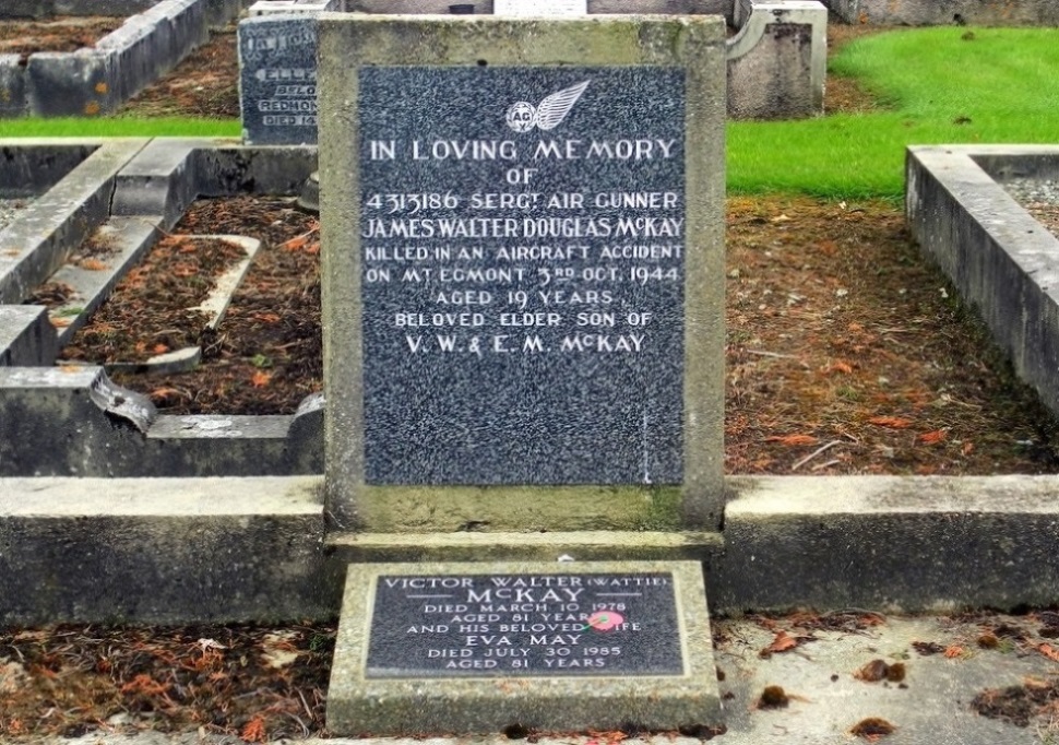 Commonwealth War Grave Wallacetown Cemetery #1