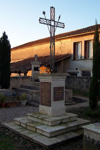 Oorlogsmonument Saint-Laurent-du-Plan #1