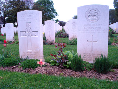Commonwealth War Cemetery La Delivrande #4