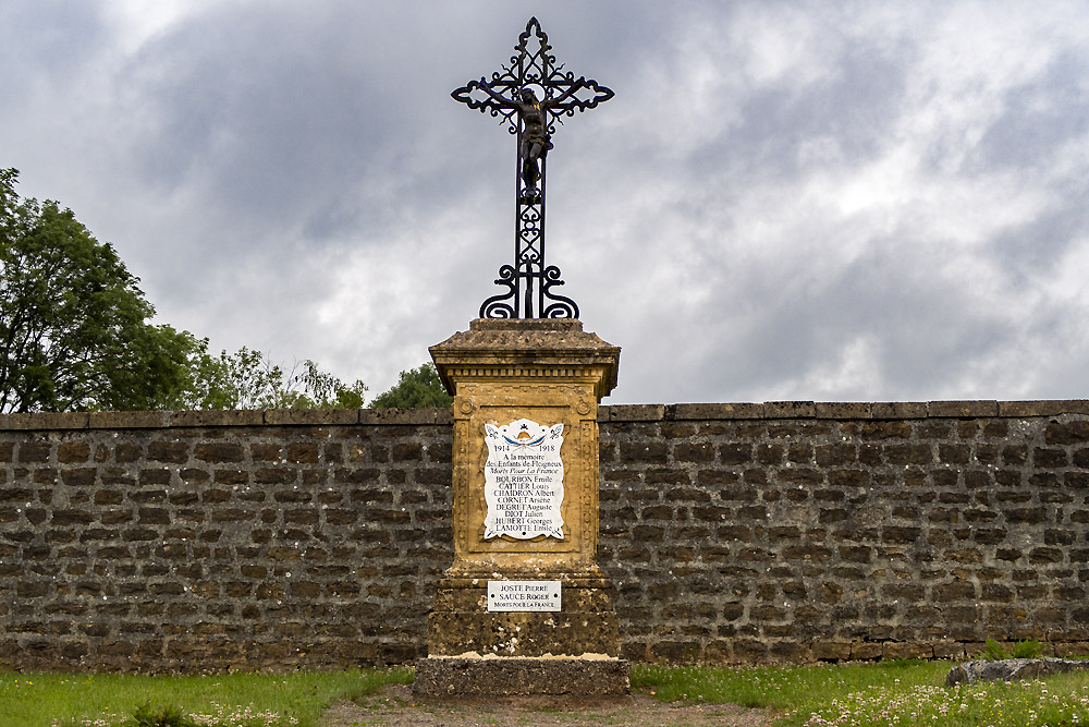 Oorlogsmonument Gemeentelijke Begraafplaats Fleigneux