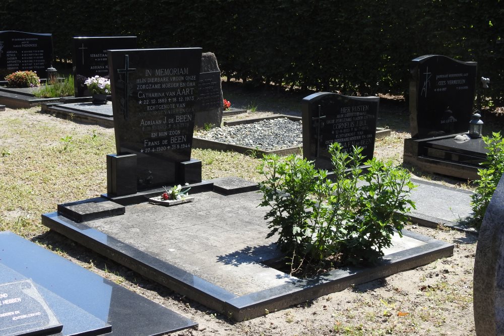 Graf Burgerslachtoffer Begraafplaats Heilige Cornelius Den Hout