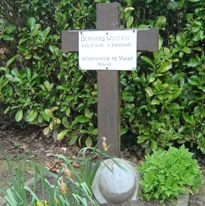 Dutch War Graves Roman Catholic Cemetery Lage Zwaluwe #1