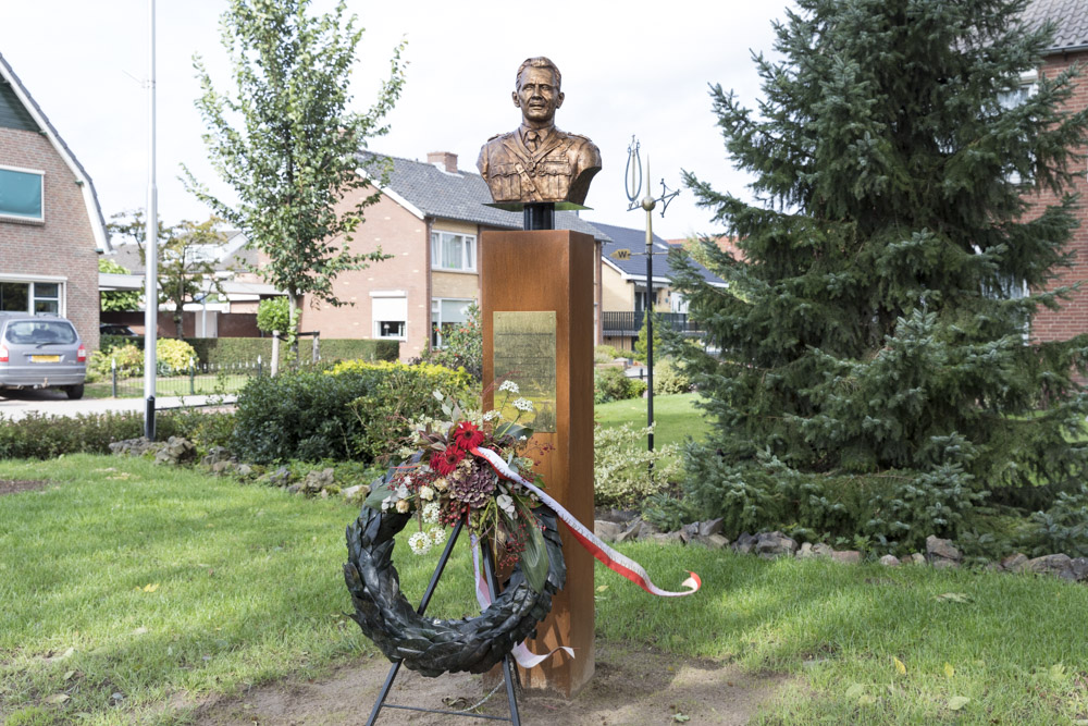 Bust General Major Stanislaw Sosabowski #4