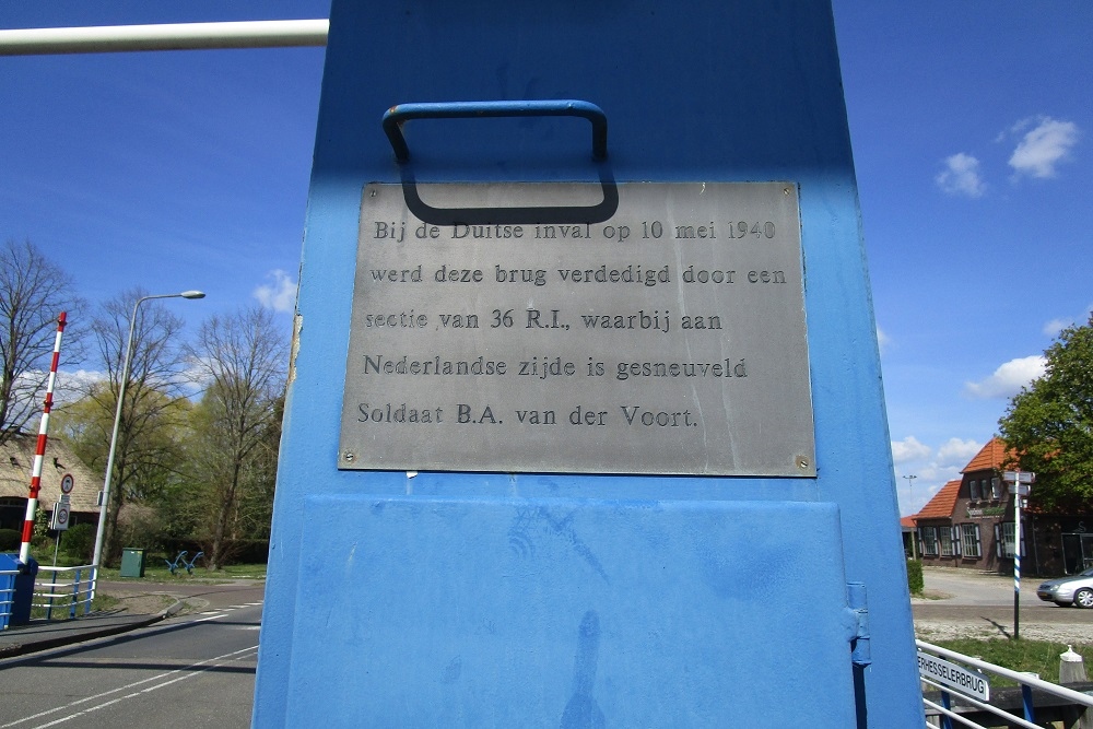 Gedenktekens Hefbrug Wachtum