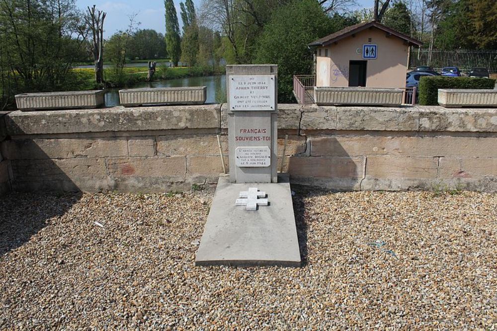 Monument Adrien Thierry en Gilbert Voldoire