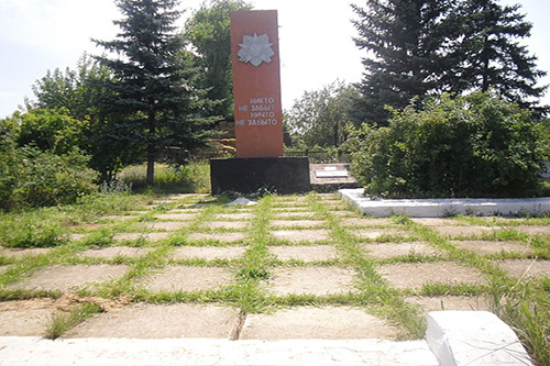 Massagraf Sovjetsoldaten & Oorlogsmonument Yelyzaveto-Mykolaivka