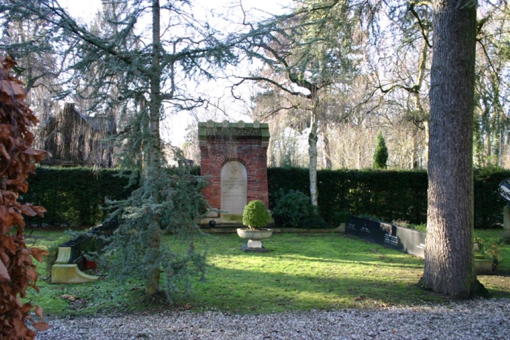 Resistance Memorial RC Churchyard #1