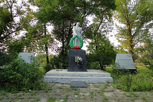 Massagraf Russische Soldaten & Oorlogsmonument