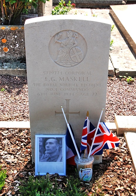 Commonwealth War Graves Ouistreham #5
