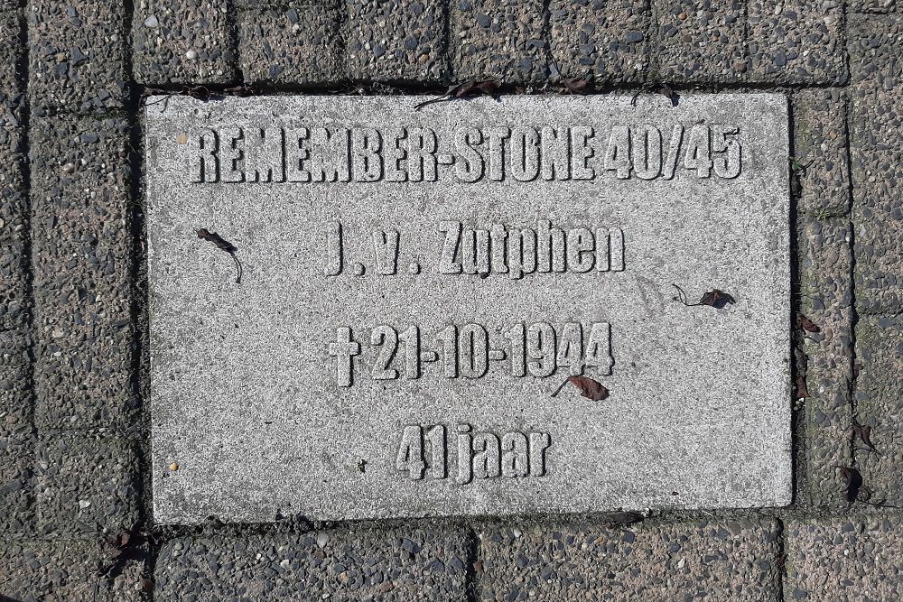 REMEMBER-STONE 40/45 Schoolstraat 6a #1