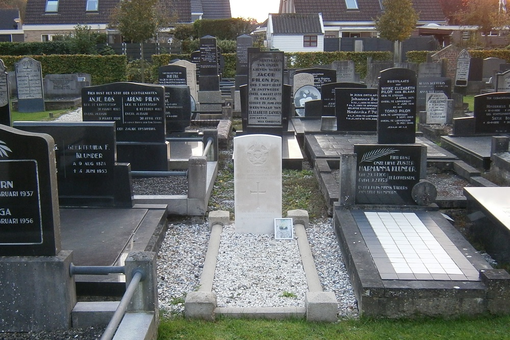 Commonwealth War Grave Municipal Cemetery Loppersum #2