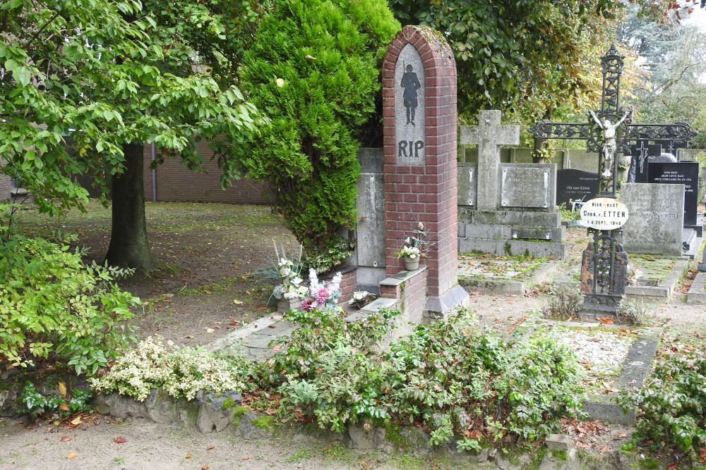 Dutch War Grave Roman Catholic Churchyard Waspik-Zuid
