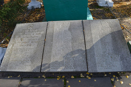 Massagraf Sovjetsoldaten & Oorlogsmonument Stavyshche #1