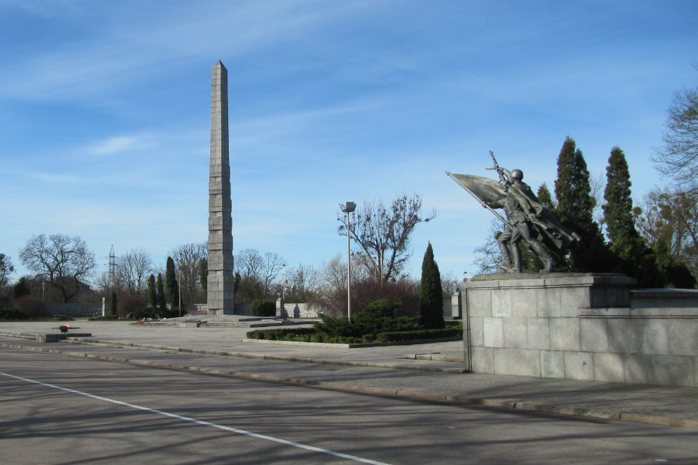 Monumentencomplex voor de 1200 Garde Soldaten #1