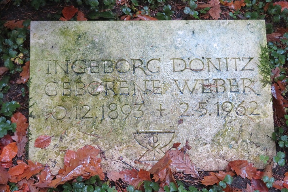 Tombstone Karl Dönitz, Aumühle #2