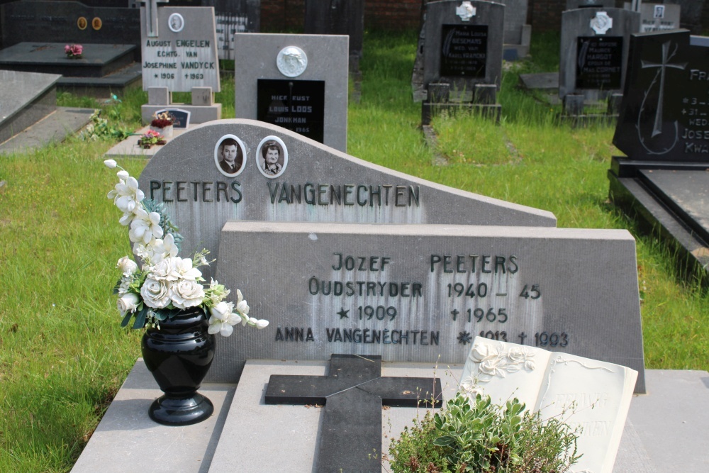 Belgian Graves Veterans Tessenderlo Cemetery Center #3