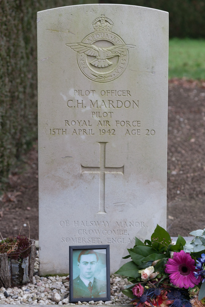 Commonwealth War Graves Roman Catholic Churchyard Kilder #5