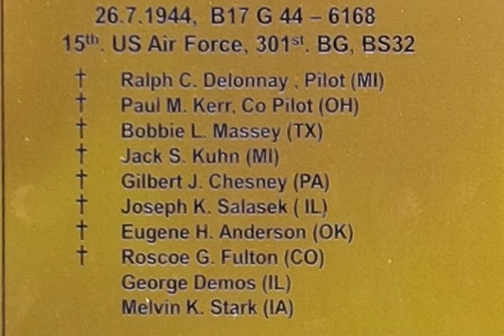 Monument Crashes B-17 En B-24 Strallegg #3