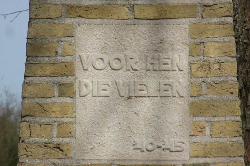 Oorlogsmonument Protestante Begraafplaats Bergum #5