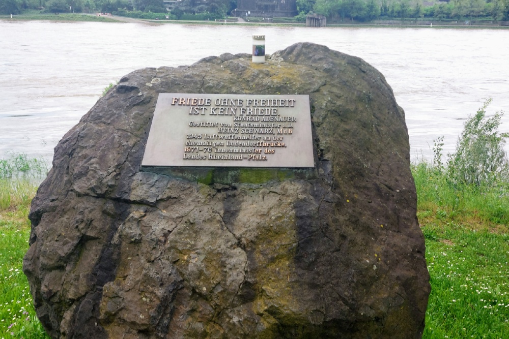 Plaquette Vrede zonder vrijheid is geen vrede #1