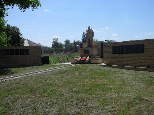 Massagraf Sovjetsoldaten & Oorlogsmonument Devitsa #1