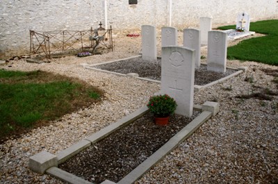 Oorlogsgraven van het Gemenebest Pecy #1