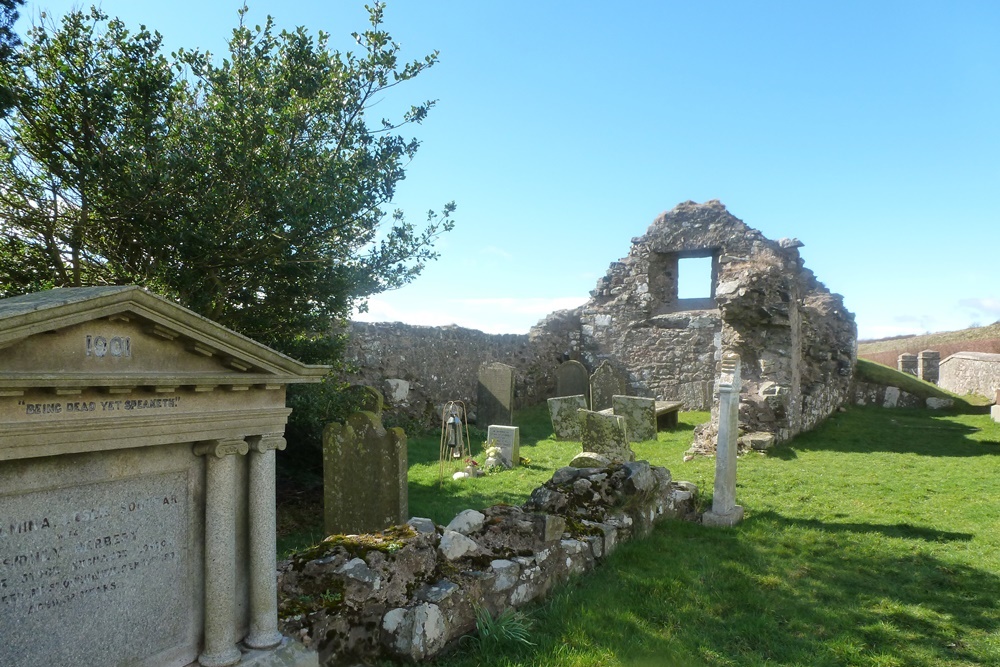 Commonwealth War Graves St. Mary and St. Nathalan Churchyard