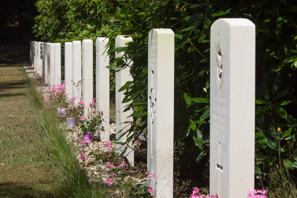Commonwealth War Graves Cemetery Heidehof Ugchelen #4