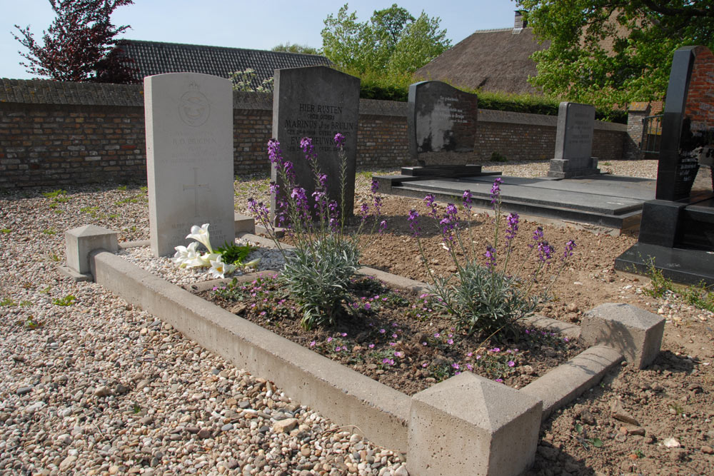 Commonwealth War Grave Protestant Churchyard Heesbeen #1