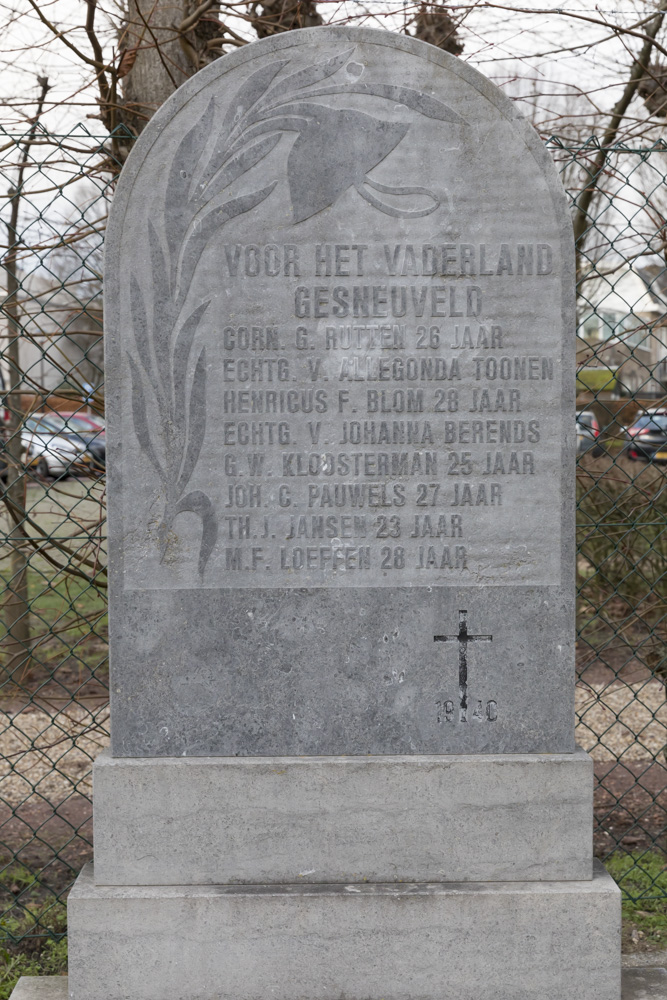 Monument Geallieerde Militairen Rooms Katholieke Begraafplaats Wijchen #2