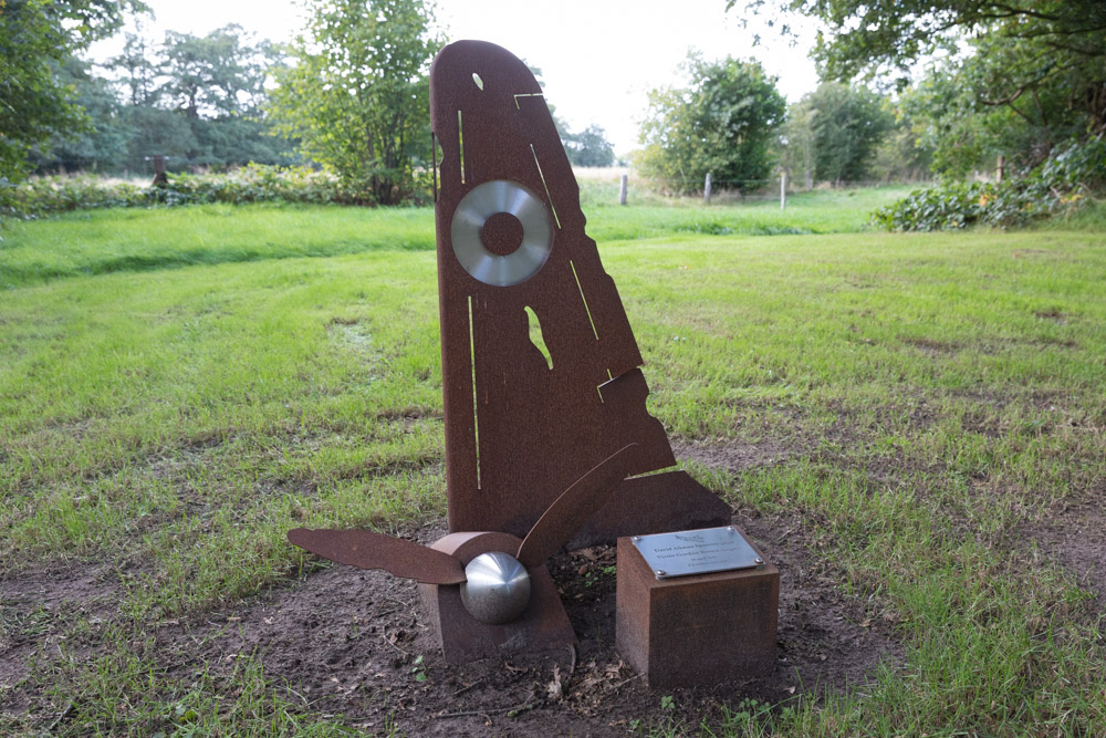 Monument Bemanning Mosquito DZ755 #1