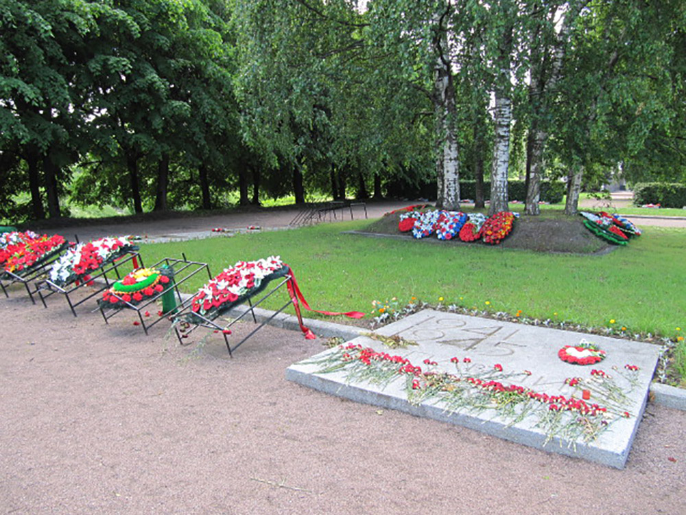 Mass Grave Soviet Soldiers Peterhof #3