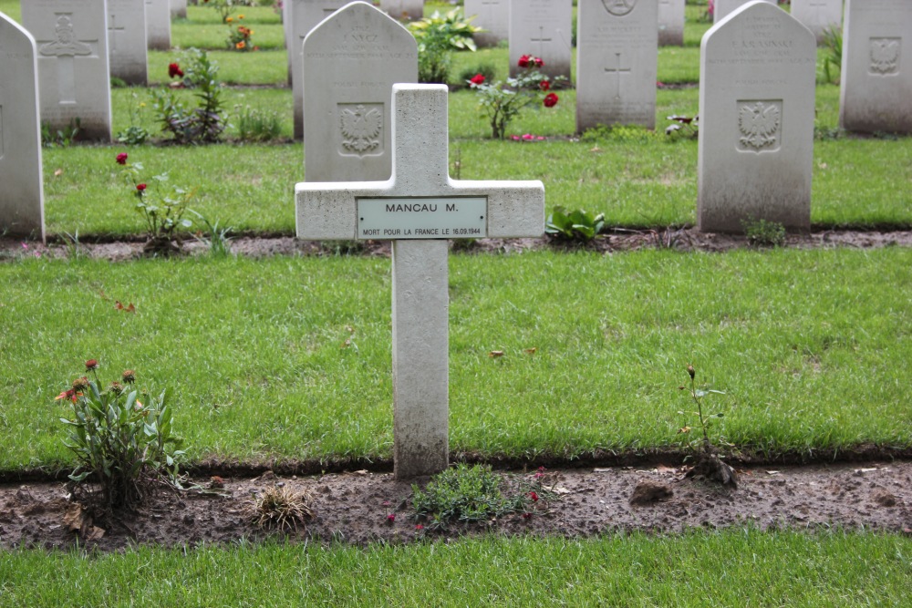 Franse Oorlogsgraven Canadese Oorlogsbegraafplaats Adegem #3