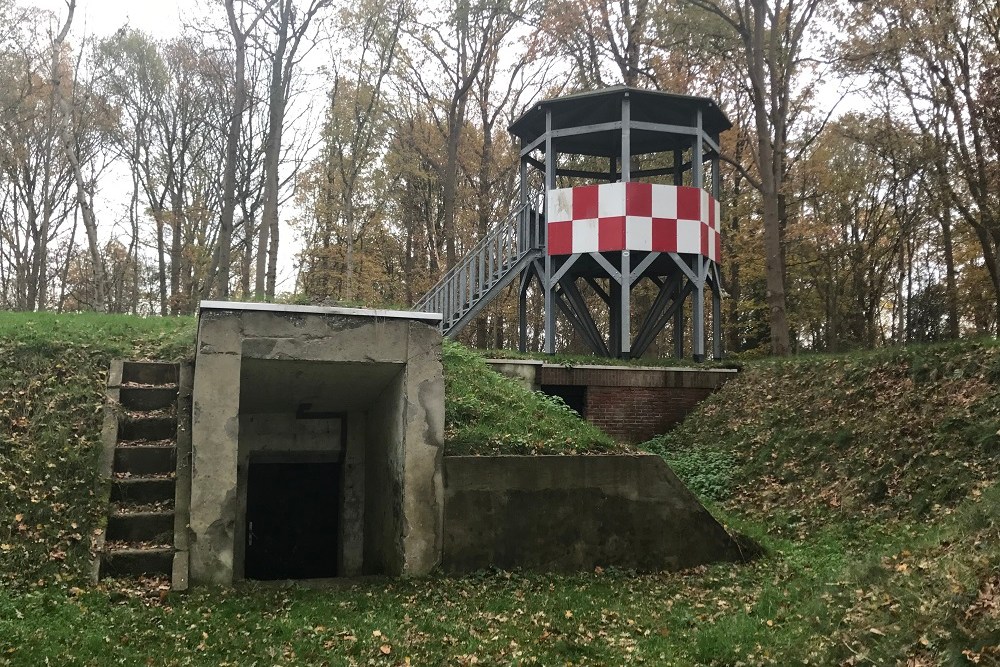 Munitiebunker En Replica Verkeerstoren Kooibos