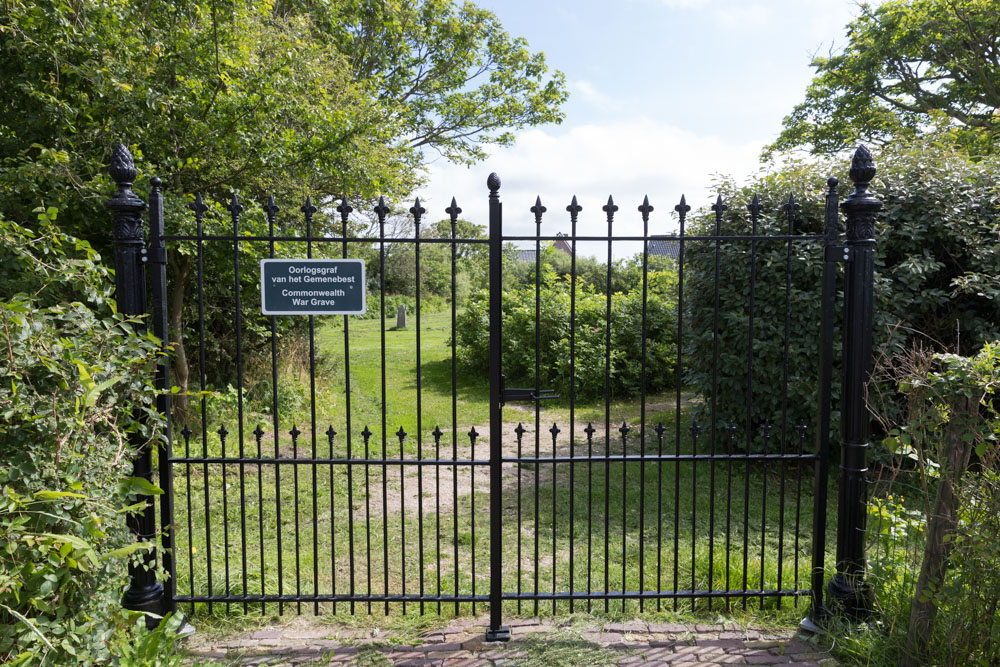 Commonwealth War Grave General Cemetery Zoutelande #3