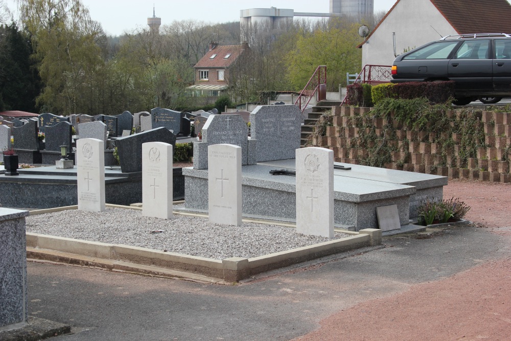 Oorlogsgraven Gemeentelijke Begraafplaats Lumbres #1