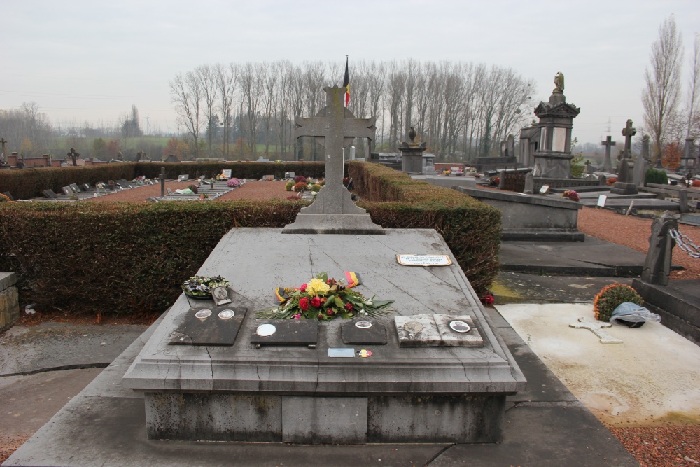 Oorlogsmonument Begraafplaats Seneffe	