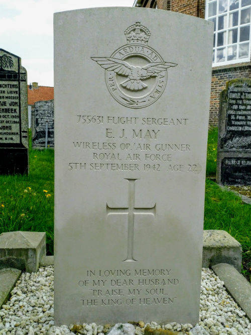 Commonwealth War Graves Protestant Churchyard Earnewald #1