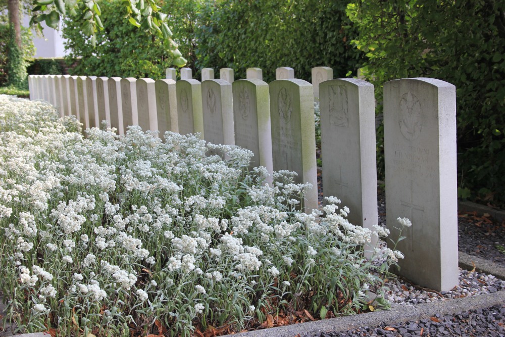 Commonwealth War Graves Bissegem #4