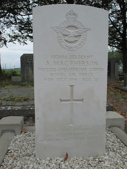 Commonwealth War Grave General Cemetery Winsum #4