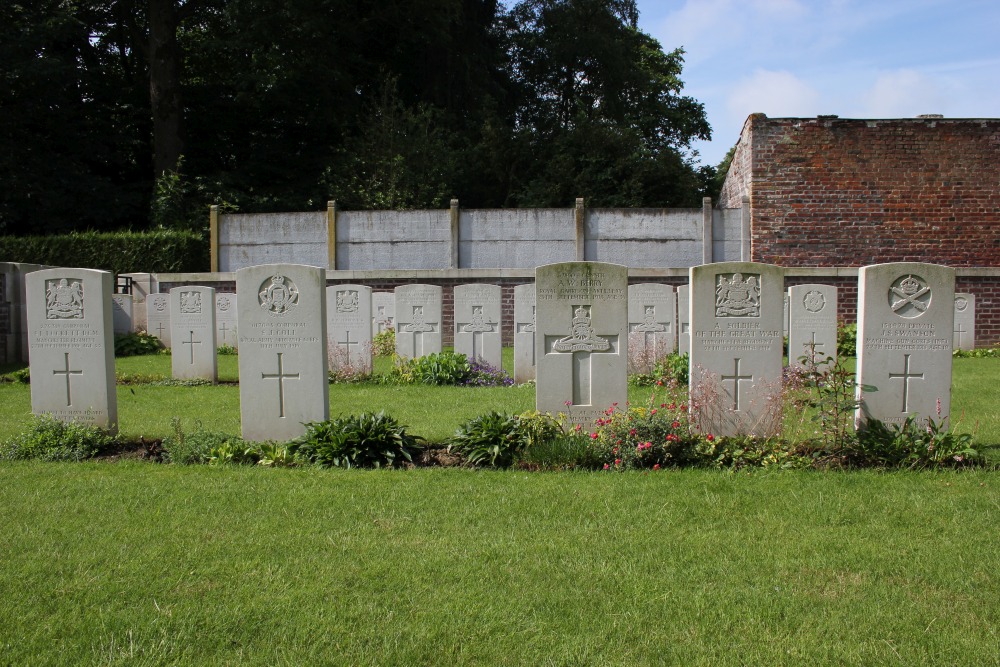 Commonwealth War Cemetery Bertincourt Chateau #3