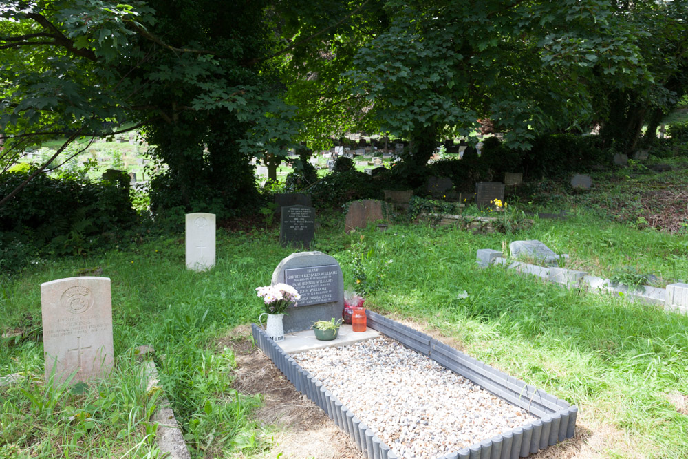 Oorlogsgraven van het Gemenebest St. Agnes Churchyard #2