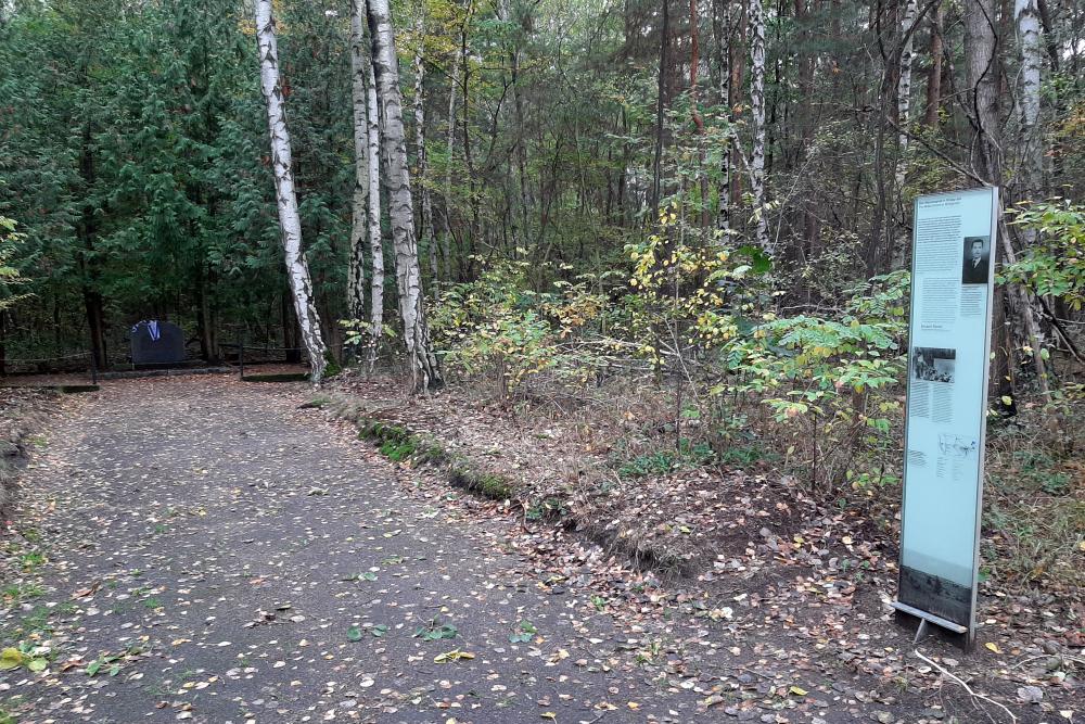 Monument Mass Grave at Railroad Pole 106,7 #2