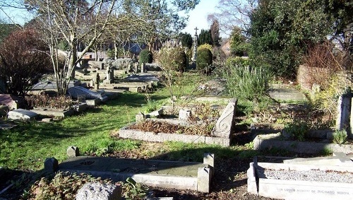 Commonwealth War Graves St Mary Churchyard